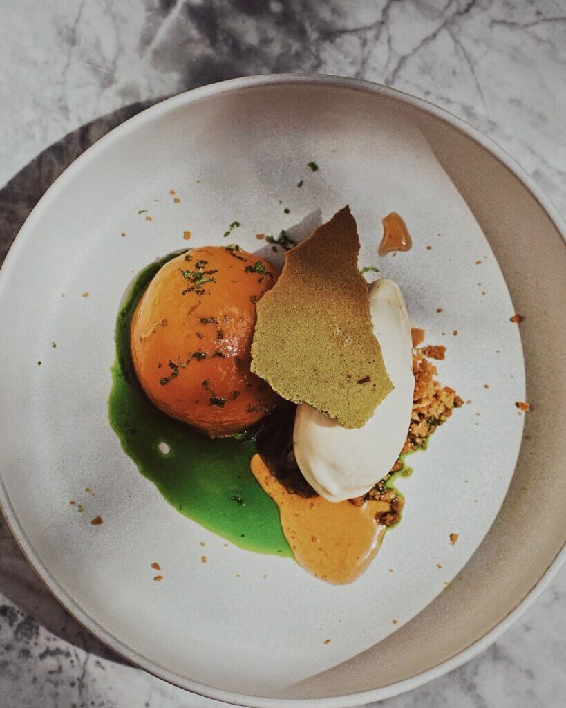 inspiration menu relais du castelet restaurant a fontvieille peche pochee sable glace